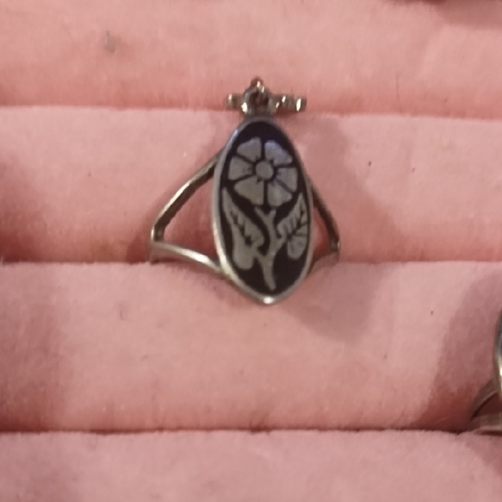 Elegant Silver Floral Ring